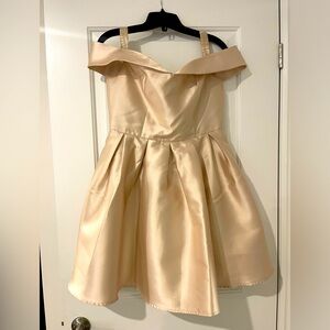 Cute evening dress worn once or twice. Very classy. Size M.